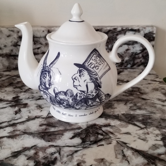 Alice in wonderland teapot - Picture 4 of 8